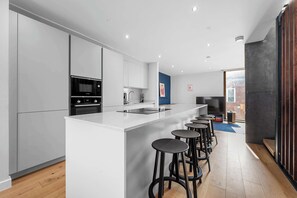 冰箱、微波炉、烤箱、炉灶