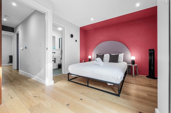 4 عدّة غرف نوم ومكتب ومكواة/لوح كي وسرير سفر