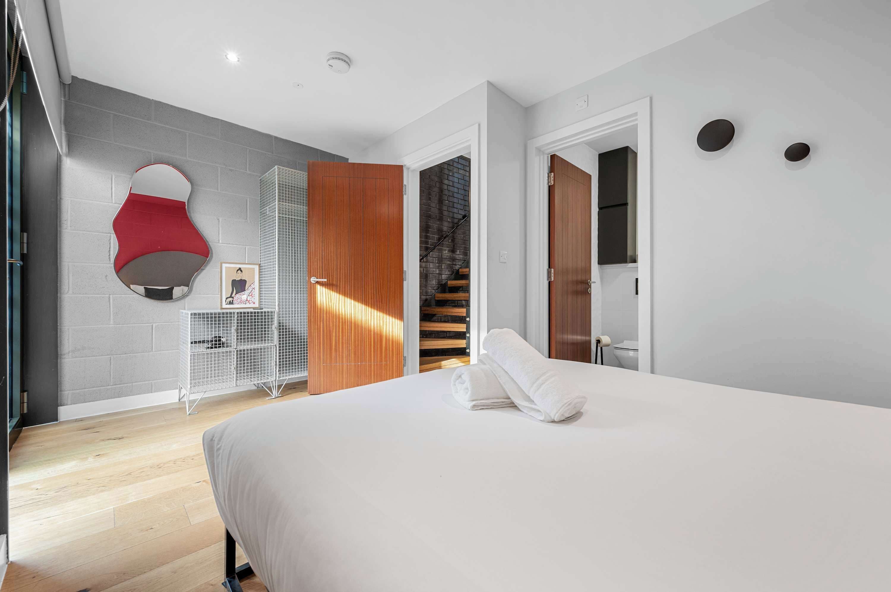 4 bedrooms, desk, iron/ironing board, travel crib