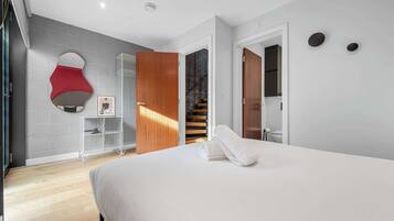 4 bedrooms, desk, iron/ironing board, travel crib