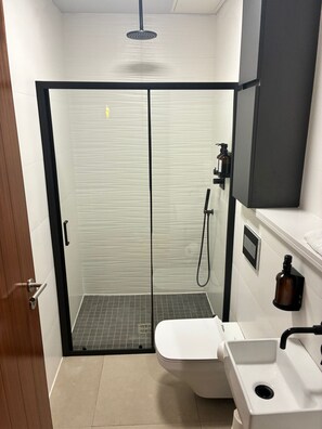 أحواض استحمام، مجففات شعر، مناشف، صابون