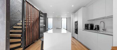 Refrigerador, microondas, horno y parrilla de estufa