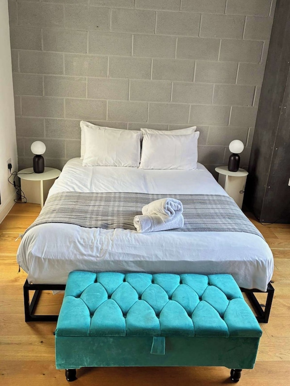 4 chambres, bureau, fer et planche à repasser, lit de bébé portatif