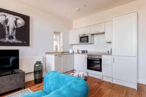 TV, videospill, fotballspill og kontorer