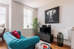 Fernseher, Videospiele, Tischfußball, Arbeitsbereiche