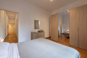 4 bedrooms, desk, iron/ironing board, free WiFi
