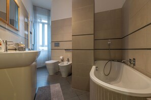 Shower, hair dryer, bidet, towels
