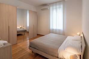 4 bedrooms, desk, iron/ironing board, free WiFi