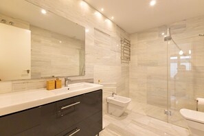 Douche, sèche-cheveux, bidet, serviettes fournies