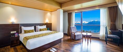 Luxury Suite | Hypo-allergenic bedding, Select Comfort beds, soundproofing, free WiFi