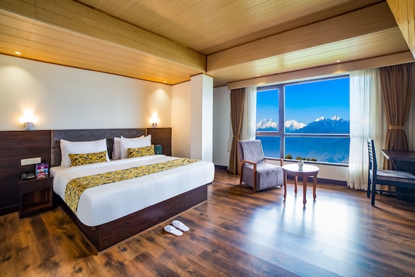 Luxury Suite | Hypo-allergenic bedding, Select Comfort beds, soundproofing, free WiFi