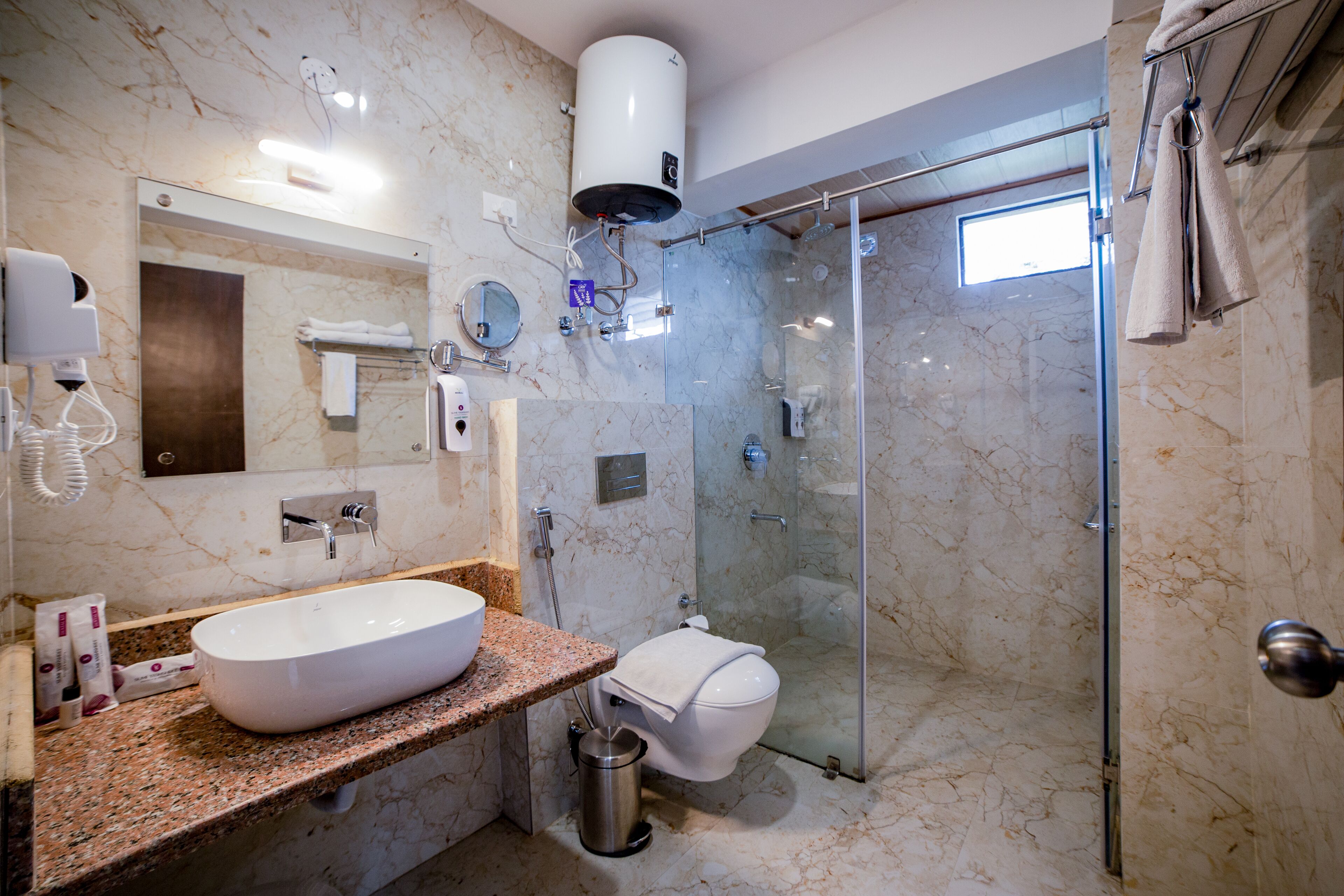 Premium kamer | Badkamer | Een douche, een regendouche, gratis toiletartikelen, een haardroger