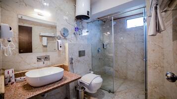 Premium kamer | Badkamer | Een douche, een regendouche, gratis toiletartikelen, een haardroger