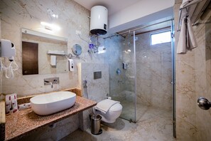 Habitación Premium | Baño | Ducha y cabezal de ducha tipo lluvia