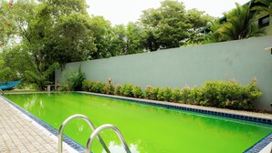 Una piscina al aire libre