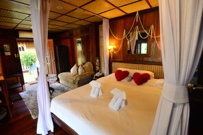 Habitación Deluxe, vista a la alberca | Caja de seguridad en la habitación, wifi gratis y ropa de cama