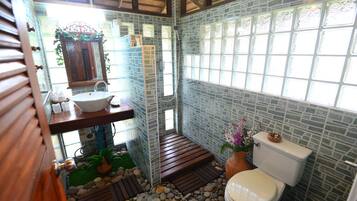 Quarto luxo, vista para a piscina | Banheiro | Chuveiro, produtos de toalete grátis, secador de cabelo