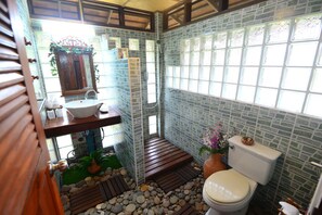 Deluxe Room, Pool View | Bathroom | Shower, free toiletries, hair dryer, bathrobes - Viang Yonok Hotel Restaurant Sports Club (Chiang Saen)
