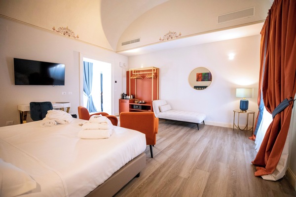 Frette Italian sheets, premium bedding, down duvets, minibar