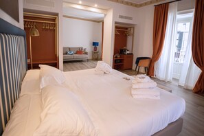 Deluxe suite, balkon | Italiaanse Frette-lakens, luxe beddengoed, donsdekens, een minibar
