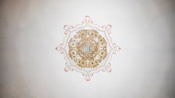 Un motif floral détaillé orne un mur.