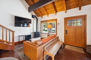 Smart-TV, Kamin, Bücher