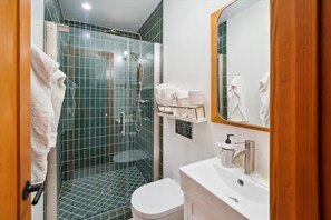 タオル、トイレットペーパー