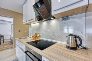 Family Apartment, 4 Bedrooms (Urban Oasis With Terrace And Parking) | Private kitchen | Fridge, microwave, oven, stovetop