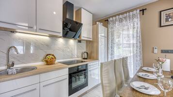 Fridge, microwave, oven, stovetop