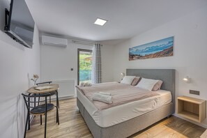 Family Apartment, 4 Bedrooms (Urban Oasis With Terrace And Parking) | 4 bedrooms, in-room safe, laptop workspace, iron/ironing board