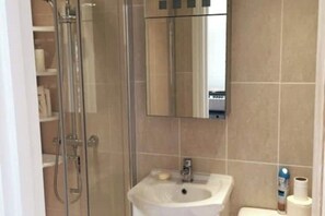 Dusche, Haartrockner, Handtücher, Seife