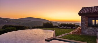 Villa in San Giovanni Del Pantano with 8 bedrooms sleeps 16