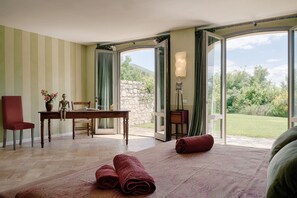 10 quartos, ferros/tábuas de passar roupa, berço de viagem