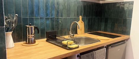 冷蔵庫、オーブン、コンロ、電気ポット