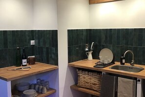Fridge, oven, stovetop, electric kettle