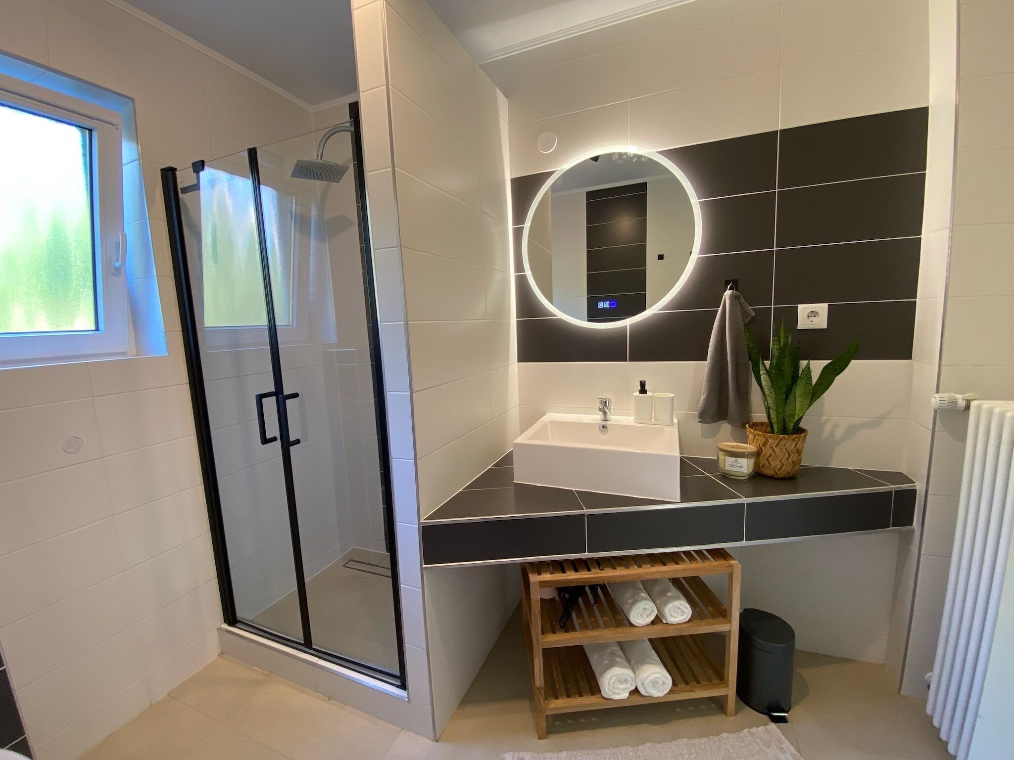 Een douche,  milieuvriendelijk toiletgerief, een haardroger, handdoeken