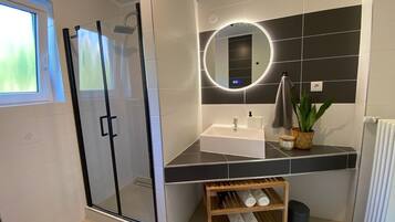 Een douche, milieuvriendelijk toiletgerief, een haardroger, handdoeken
