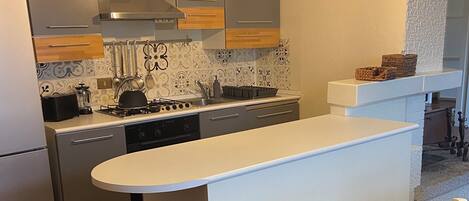 Réfrigérateur, four à micro-ondes, un four, surface de cuisson