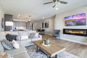 Smart TV, fireplace - Topsider Experience in the Heart of Osage Beach (Osage Beach)