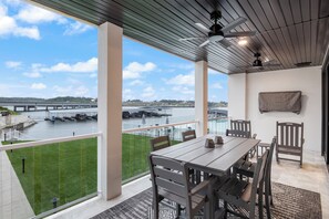 Outdoor dining - Topsider Experience in the Heart of Osage Beach (Osage Beach)