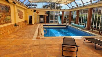 Een verwarmd zwembad