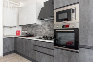 Frigorifero, microonde, forno, bollitore elettrico