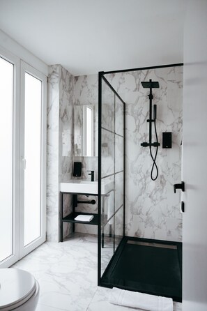 Room | Bathroom | Shower, rainfall showerhead, free toiletries, hair dryer - Hôtel La Pièce  (Brussels)
