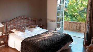 6 bedrooms, WiFi, bed sheets