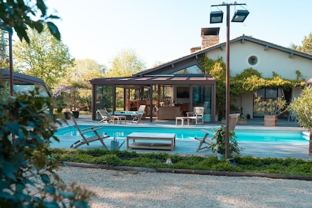 Pool. La Villa des Gones
