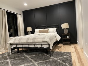 3 عدّة غرف نوم ومكواة/لوح كي وواي فاي وملاءات أسرّة