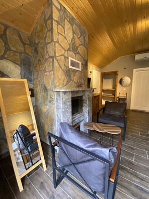 207 - Deluxe Jakuzili Somineli Nehir ve Dag Manzarali | Oppholdsområde | En 109-tommers smart-TV med Parabol-TV