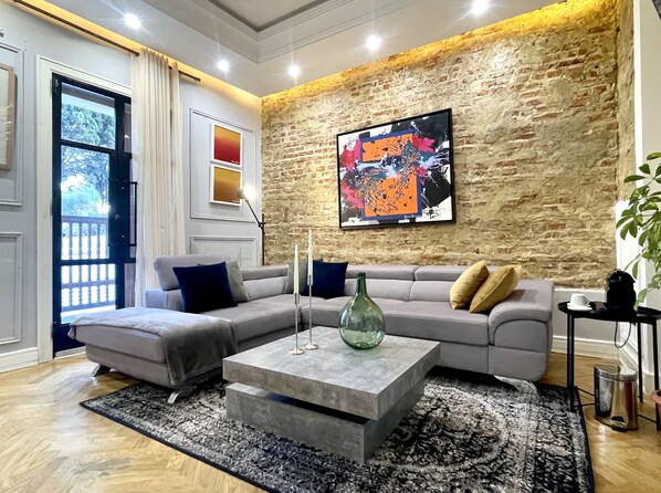 Smart TV, music library