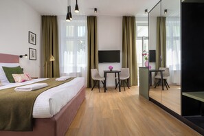 1 habitación, tabla de planchar con plancha, wifi gratis y ropa de cama