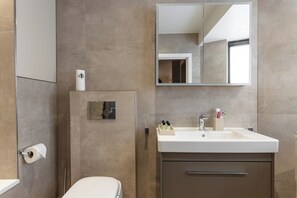 Leilighet | Bad | Dusj, dype avslapningsbadekar, hårføner og håndklær